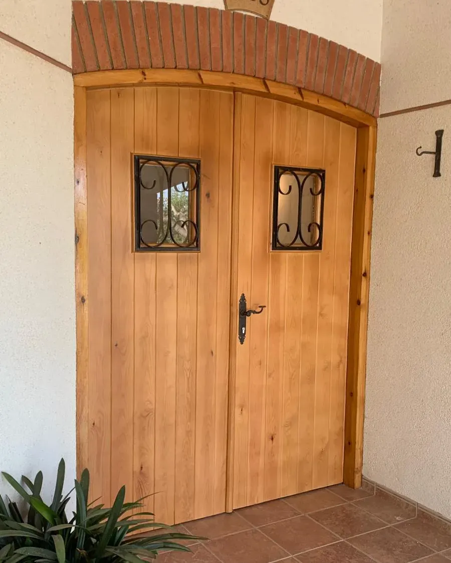 puerta de entrada a medida madera Tarragona